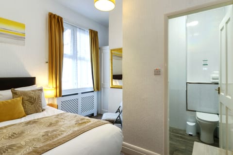 Double Room | Egyptian cotton sheets, premium bedding, iron/ironing board, free WiFi