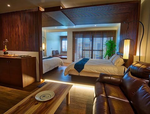 Peace Suite | Minibar, in-room safe, desk, laptop workspace