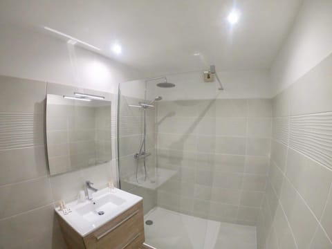 Deep soaking tub, free toiletries, hair dryer, towels