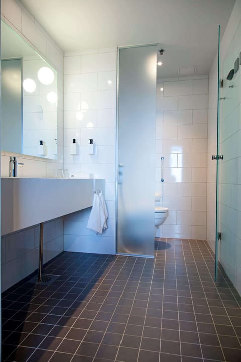 Junior Suite | Bathroom | Eco-friendly toiletries, hair dryer, towels, soap