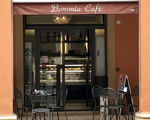 Daily cooked-to-order breakfast (EUR 7 per person)