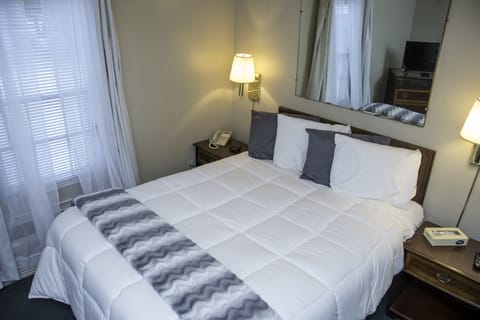 Standard Single Room, 1 Queen Bed, Non Smoking | Individually decorated, individually furnished, blackout drapes