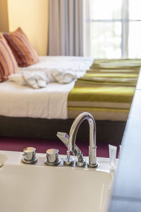 Deluxe Double Room | Minibar, in-room safe, desk, blackout drapes