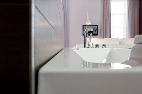 Deluxe Double Room | Minibar, in-room safe, desk, blackout drapes