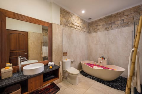 Villa, 2 Bedrooms | Bathroom | Free toiletries, hair dryer, slippers, towels