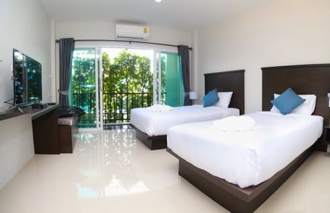 Standard Twin Room | Desk, blackout drapes, soundproofing, free WiFi