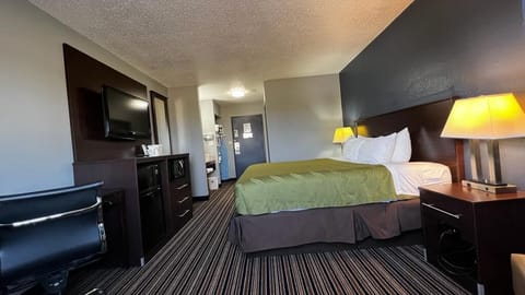 Standard Single Room | Premium bedding, soundproofing, iron/ironing board, cribs (free)
