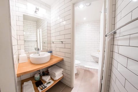 Shower, free toiletries, towels