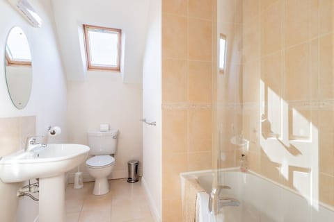 Superior Twin Room, Private Bathroom, Mountain View | Individually decorated, laptop workspace, free WiFi, wheelchair access