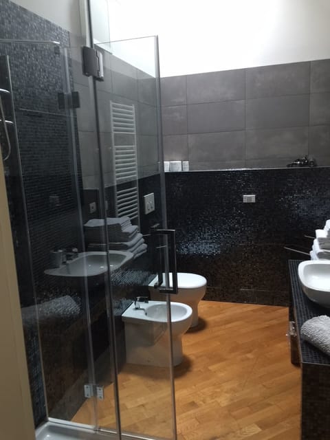 Family Suite | Bathroom | Shower, free toiletries, hair dryer, bidet