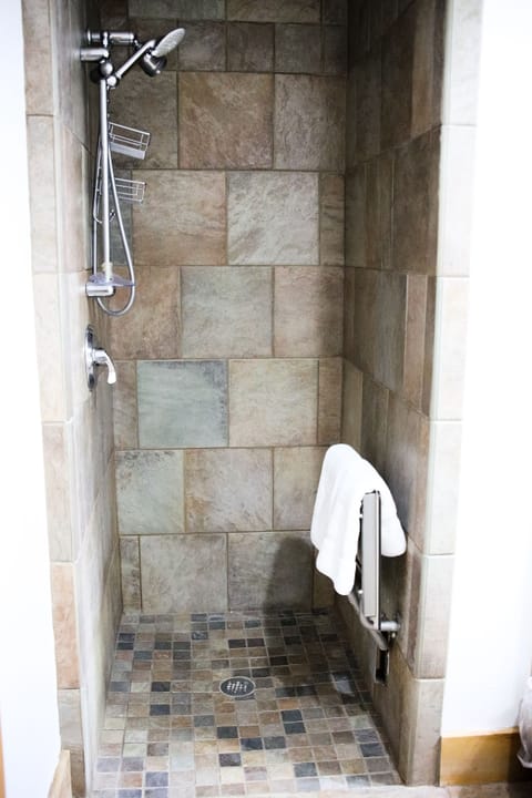 Shower, heated floors, towels