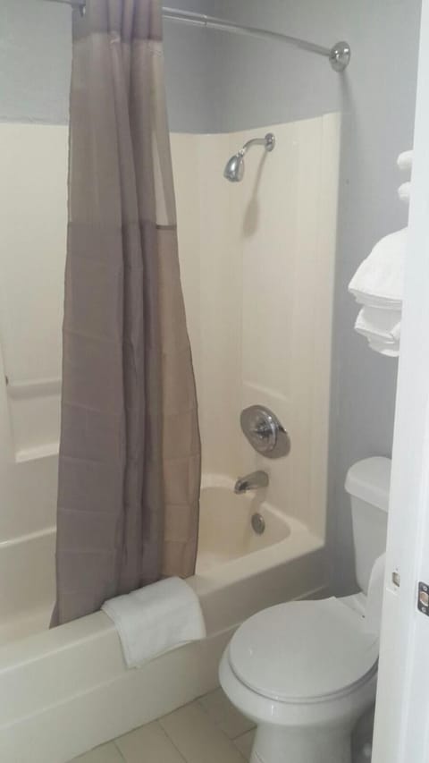 Combined shower/tub, free toiletries, towels