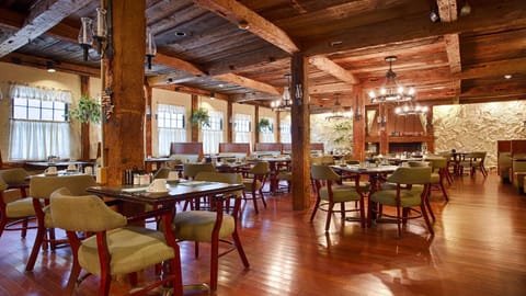 2 restaurants; lunch and dinner served