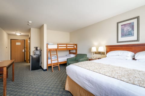 Basic Single Room, 1 King Bed | Blackout drapes, iron/ironing board, free WiFi, bed sheets