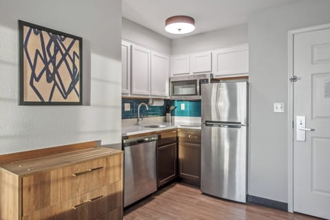 Full-size fridge, microwave, stovetop, dishwasher