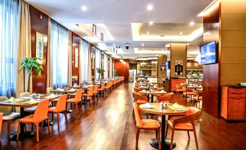 2 restaurants; breakfast, lunch, and dinner served