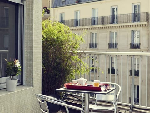 Premium bedding, pillowtop beds, free minibar, in-room safe