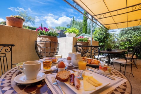 Daily buffet breakfast for a fee