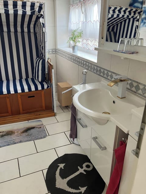 Comfort Quadruple Room (Jean) | Bathroom | Rainfall showerhead, hair dryer, towels