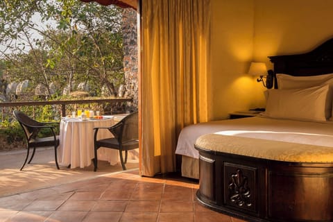 Premium bedding, down comforters, in-room safe, blackout drapes