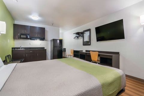 Standard Room, 1 Queen Bed, Non Smoking, Kitchenette | WiFi (free), alarm clocks, bed sheets