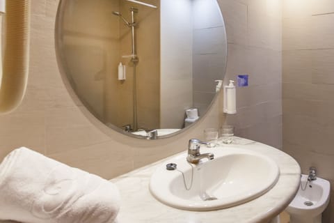 Combined shower/tub, hair dryer, towels