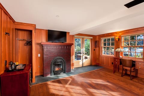 Captains Cabin (Pet friendly) | Premium bedding, pillowtop beds, in-room safe, individually decorated