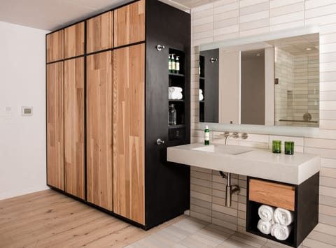 Minibar, in-room safe, free cribs/infant beds, bed sheets