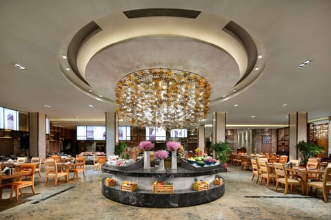 3 restaurants; lunch and dinner served