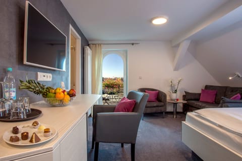 Hypo-allergenic bedding, minibar, in-room safe, desk