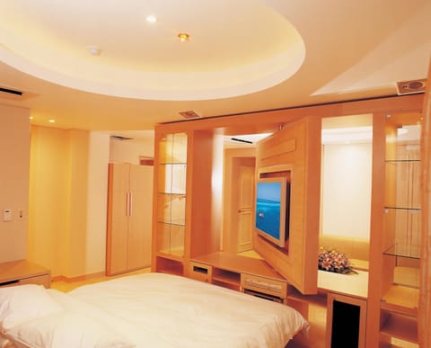 Royal Suite (VIP) | Premium bedding, individually decorated, desk, blackout drapes