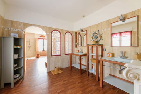 Family Suite, 2 Bedrooms | Bathroom | Free toiletries, hair dryer, shampoo, toilet paper