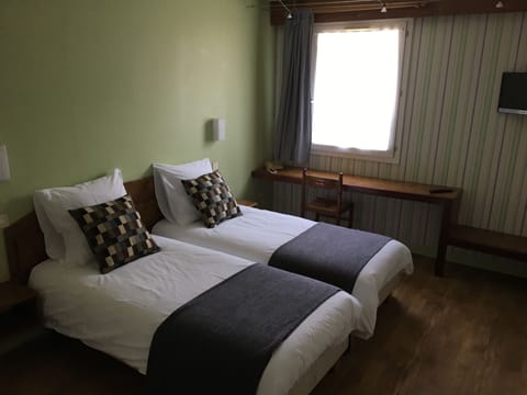 Twin Room | Desk, iron/ironing board, free WiFi, bed sheets