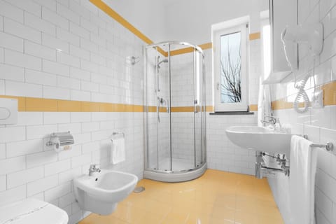 Family Room | Bathroom | Shower, free toiletries, hair dryer, slippers