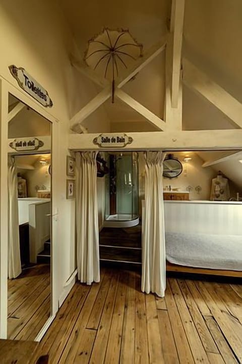 Triple Room (La Cottage) | Individually decorated, individually furnished, desk, blackout drapes