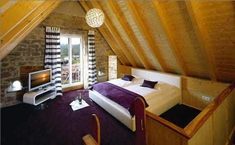 Suite | Premium bedding, in-room safe, desk, iron/ironing board