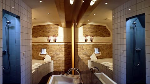 Suite | Bathroom | Free toiletries, hair dryer, towels