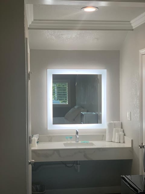 Shower, free toiletries, towels