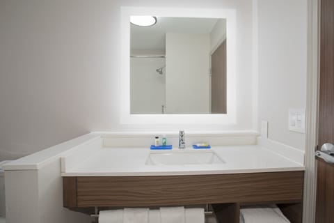 Deep soaking tub, free toiletries, hair dryer, towels