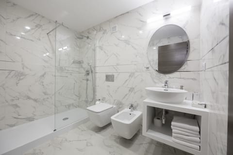 Deluxe Double Room | Bathroom | Free toiletries, hair dryer, slippers, towels