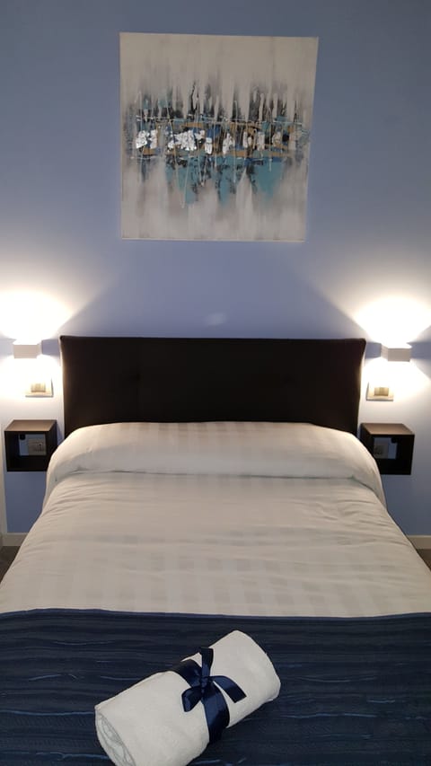 Comfort Single Room, Balcony | Premium bedding, desk, soundproofing, free WiFi