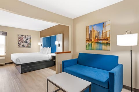 Standard Room, 1 King Bed, Non Smoking, Refrigerator & Microwave (with Sofabed) | Premium bedding, in-room safe, desk, iron/ironing board