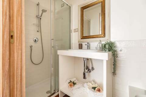 Superior Triple Room, Multiple Beds, Private Bathroom, Sea View | Bathroom | Shower, free toiletries, hair dryer, bidet