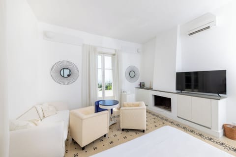 Deluxe Room | Minibar, desk, iron/ironing board