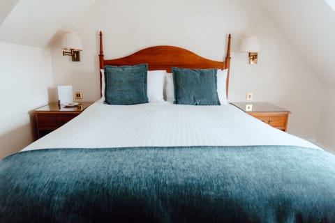 Double Room, Harbor View | Desk, iron/ironing board, free WiFi, bed sheets