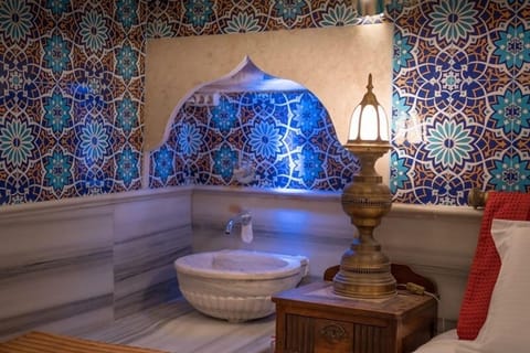 Deluxe Suite with private Hammam | Bathroom | Designer toiletries, hair dryer, slippers, towels
