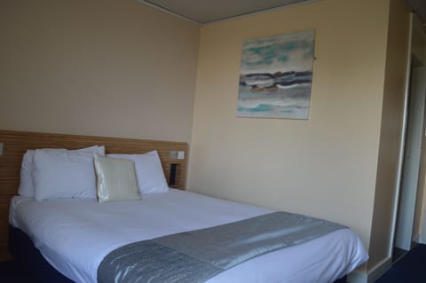 Premier Double Room, 1 Double Bed, Refrigerator | Iron/ironing board, free WiFi, bed sheets
