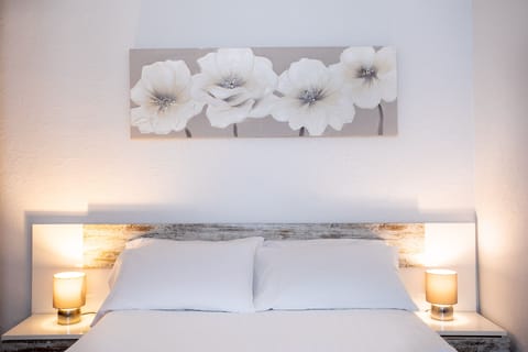 Deluxe Double Room, 1 Double Bed, Ensuite | Premium bedding, desk, blackout drapes, iron/ironing board