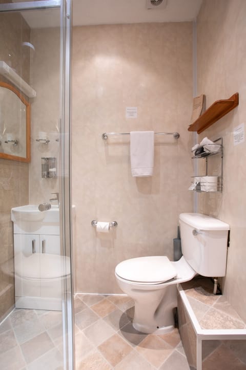 Deluxe Double Room, 1 Double Bed, Ensuite | Bathroom | Shower, free toiletries, hair dryer, towels