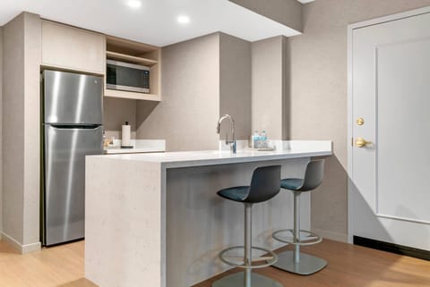 Suite, 1 Bedroom, Non Smoking (1 Bedroom) | Premium bedding, in-room safe, desk, laptop workspace